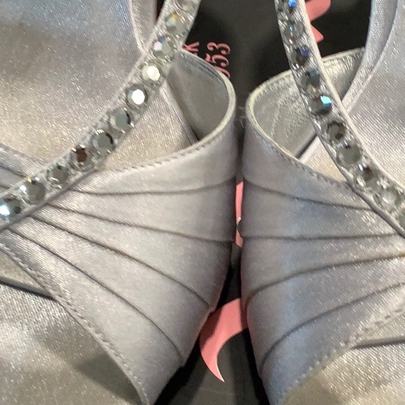 NINA SILVER FABRIC HEELS SIZE 7.5 - Picture 8 of 8